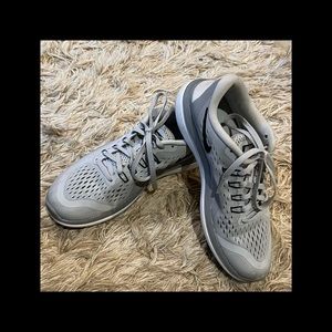 NIKE FLEX 2017 RUN Training Shoes in gray